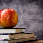ducacion_cedetrabajo_manzana_libro