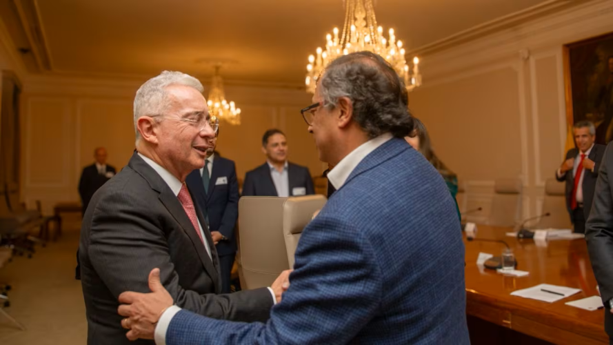 Tinto amargo. Ni Petro, ni Uribe ceden en la reforma a la salud
