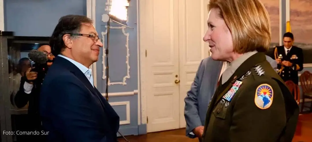 Presidente de Colombia Gustavo Petro reunido con la General Laura J. Richardson del Comando Sur en una ceremonia oficial