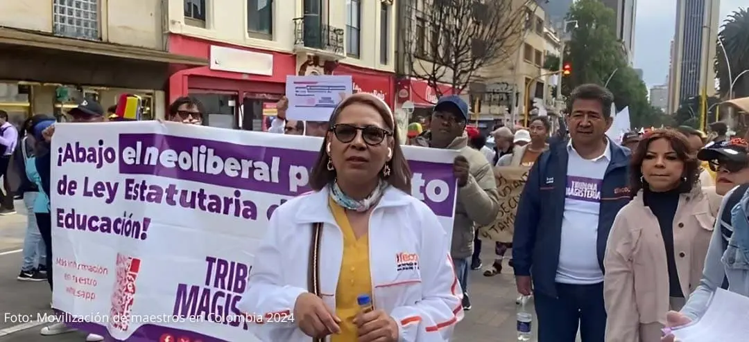 Victoria Avendaño y otros maestros en la movilización contra la ley estatutaria de educación de FECODE 2024 en Colombia