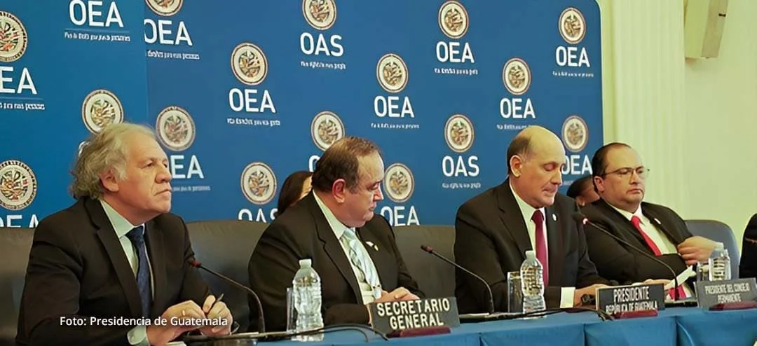 Luis Almagro, secretario general de la OEA, junto a otros funcionarios durante un discurso en el edificio principal de la OEA en Washington D.C.