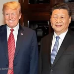 Donald Trump y Xi Jinping en reunión oficial, ilustrando tensiones entre libre comercio y proteccionismo.