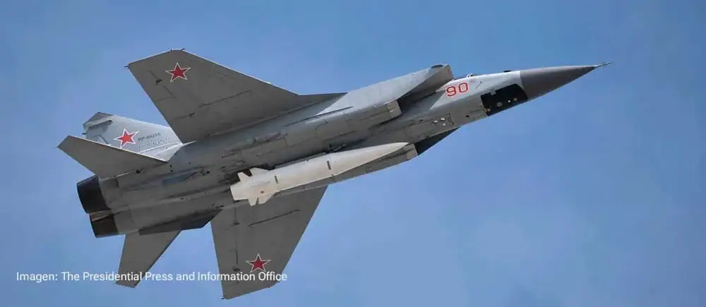 Misil hipersónico Kinzhal montado en caza MiG-31 durante desfile