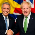 Iván Duque y Boris Johnson se saludan ante banderas de Colombia y Reino Unido
