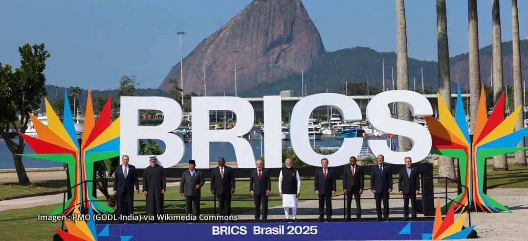 Presidentes del BRICS posan durante la cumbre en Río Mandatarios posan durante la Cumbre de los BRICS 2025 en Río de Janeiro frente al cartel oficial del bloque, con fondo del Pan de Azúcar
