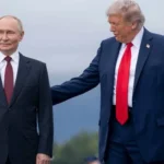 Donald Trump da la bienvenida a Vladímir Putin en la base aérea Elmendorf-Richardson en Alaska durante la cumbre Putin-Trump de 2025