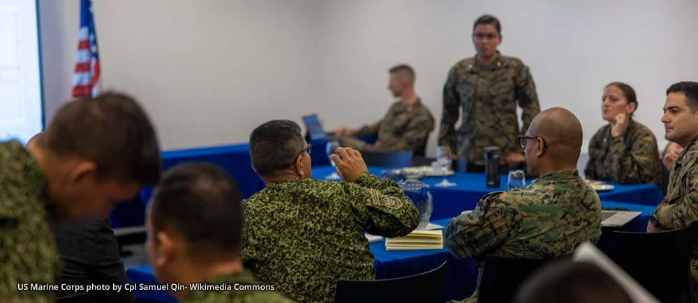 Militares de EE. UU. entrenan a soldados colombianos en salón de instrucción