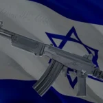 Fusil Galil frente a bandera de Israel en alusión al comercio de armas