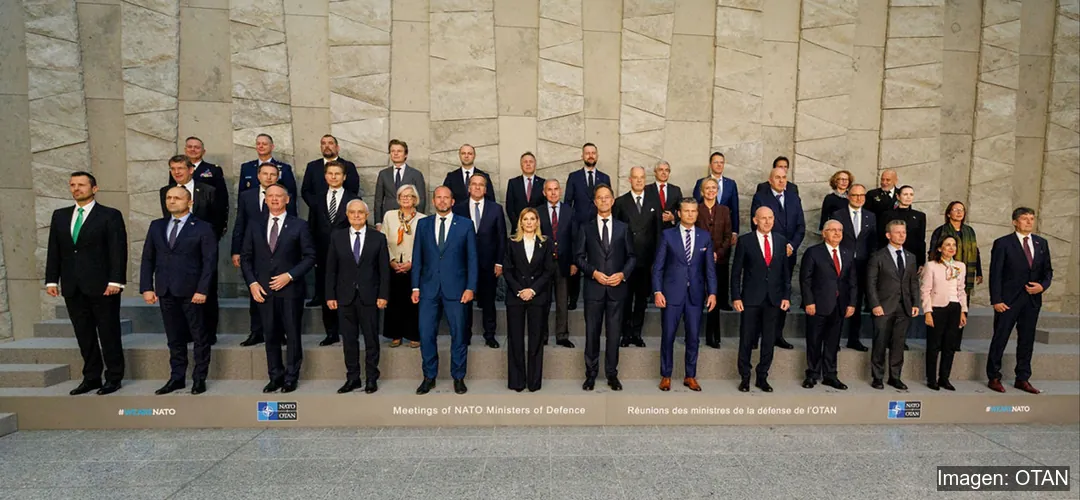 Líderes y ministros de defensa posan en reunión oficial de la OTAN en Bruselas