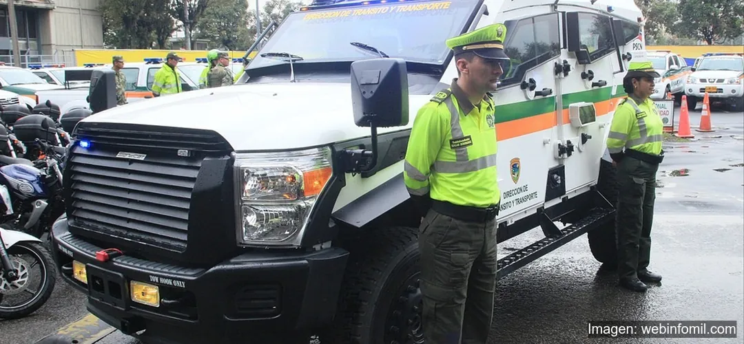 Vehículo blindado Sandcat con policías colombianos en operativo