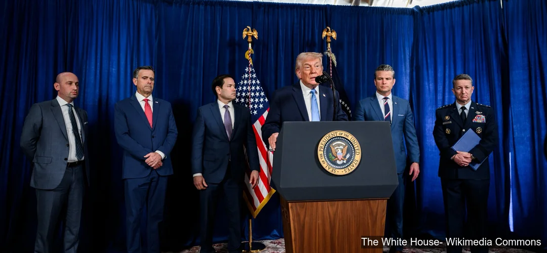 Donald Trump habla ante micrófonos flanqueado por funcionarios estadounidenses tras ataque a Venezuela