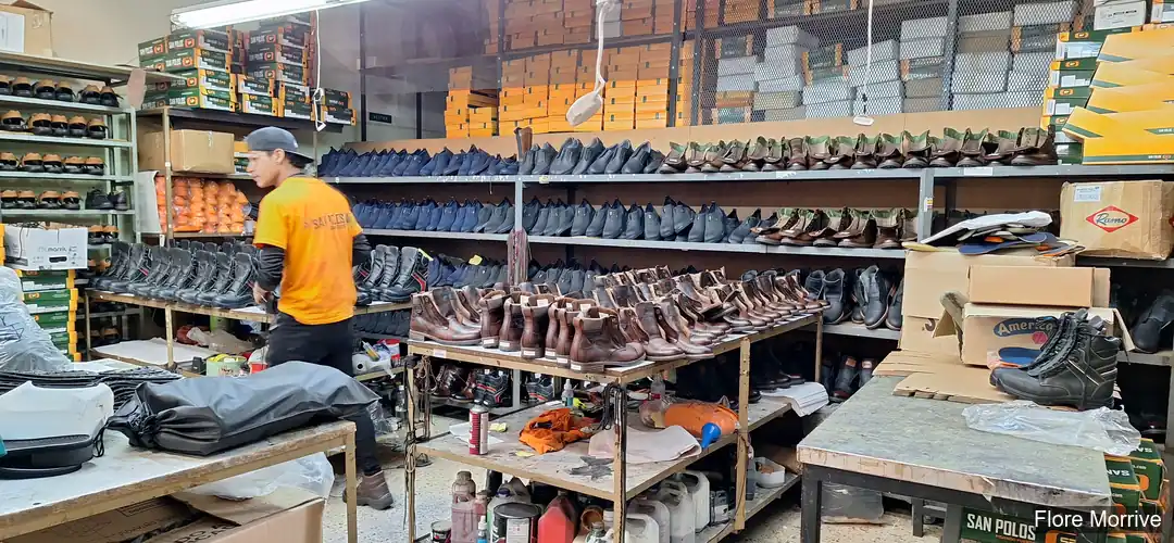 Trabajador organiza calzado en fábrica del barrio Restrepo afectada por costos laborales