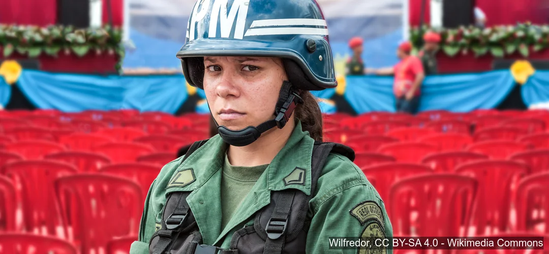 Mujer de la Guardia Nacional Bolivariana con casco antimotines en acto político en Venezuela