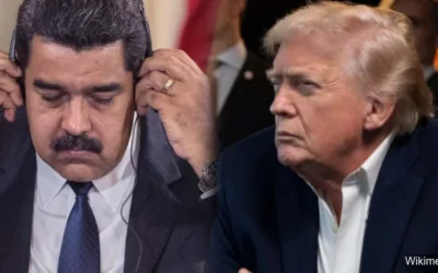 Nicolás Maduro con audífonos y Donald Trump observándolo durante tensión entre Estados Unidos y Venezuela