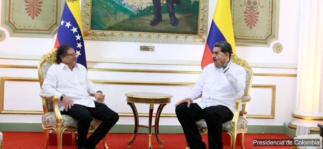 Gustavo Petro y Nicolás Maduro sentados en reunión bilateral en palacio presidencial