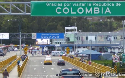 Camión y peatones cruzan la frontera entre Colombia y Ecuador en paso binacional