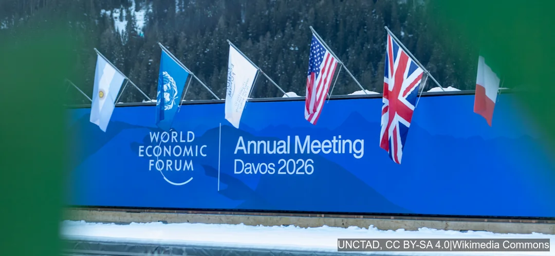 Banderas nacionales ondean frente al Foro Económico Mundial en Davos 2026 durante tensiones geopolíticas