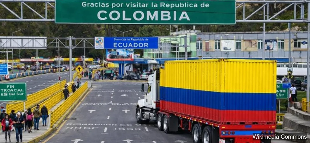 Camión de carga colombiano cruza el puente de Rumichaca en la frontera con Ecuador durante tensiones comerciales