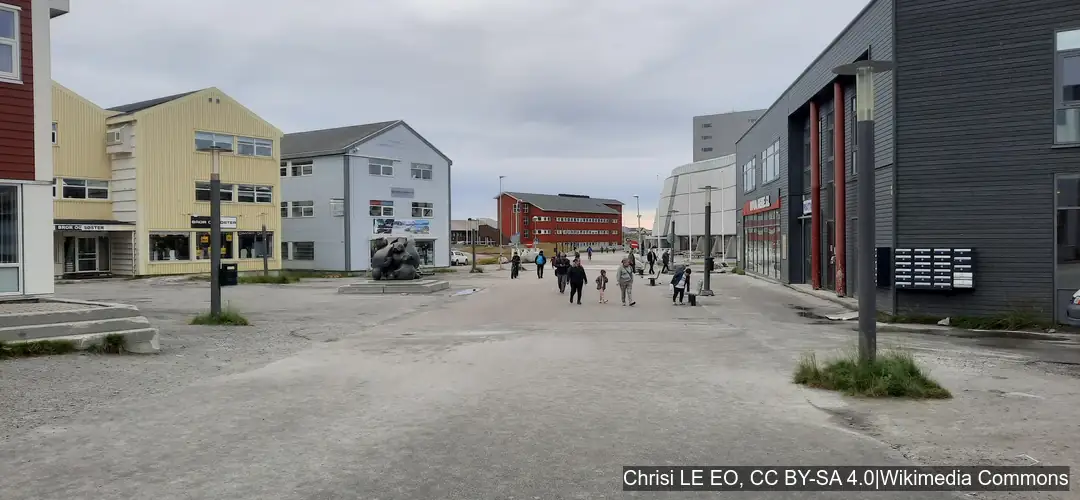 Peatones caminan por calle Imaneq en Nuuk mientras Groenlandia gana peso geopolítico