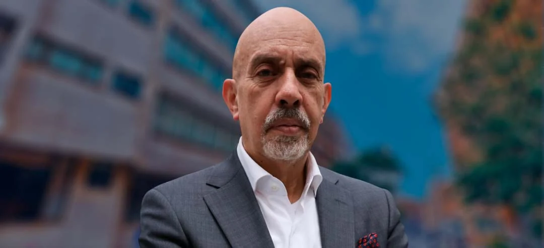 Enrique Daza frente a la sede de cedetrabajo