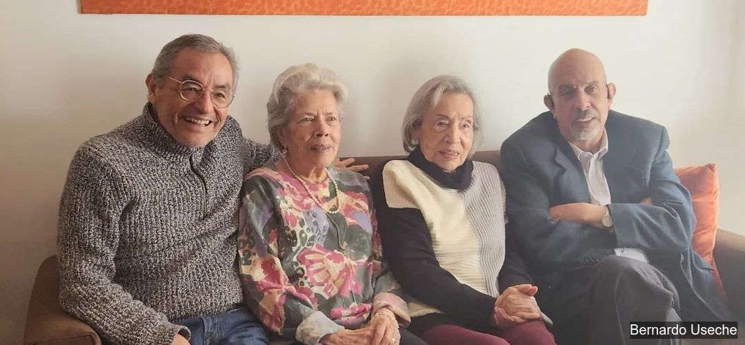 Bernardo Useche junto a Enrique Daza y sus madres sentados en sala