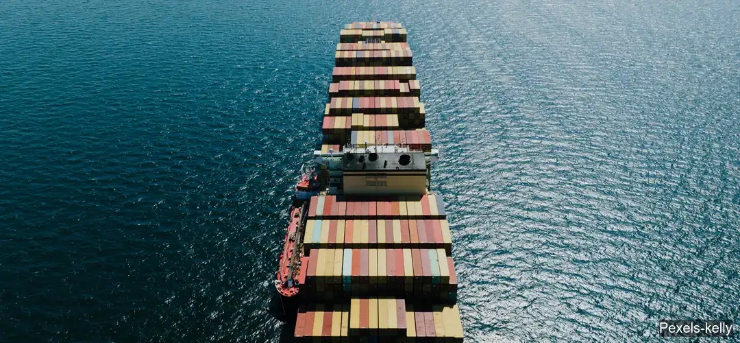 Buque portacontenedores transporta mercancías en comercio internacional