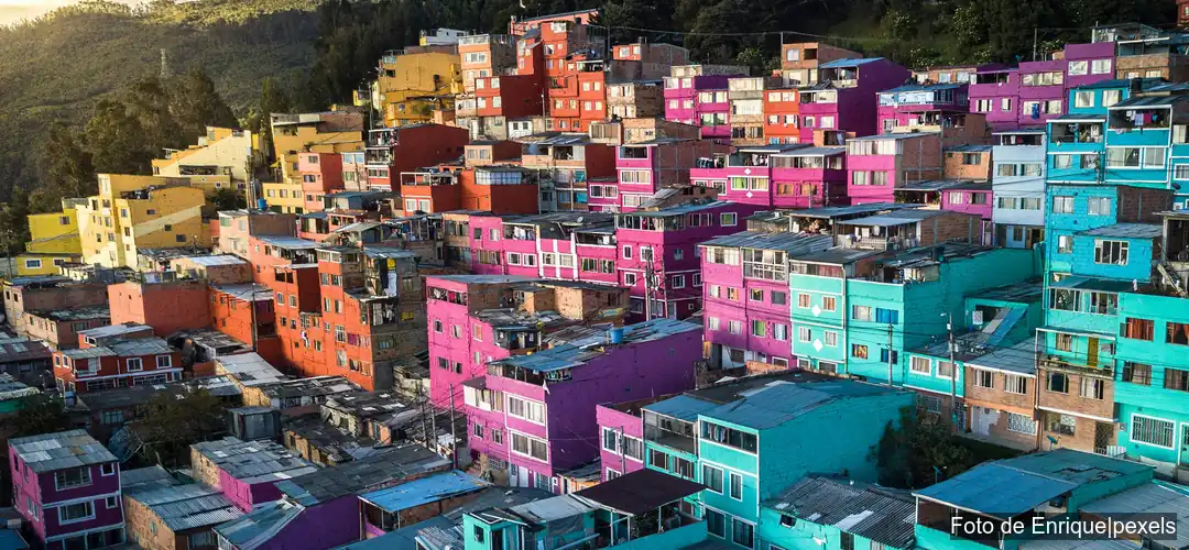 Viviendas coloridas en ladera popular de Bogotá