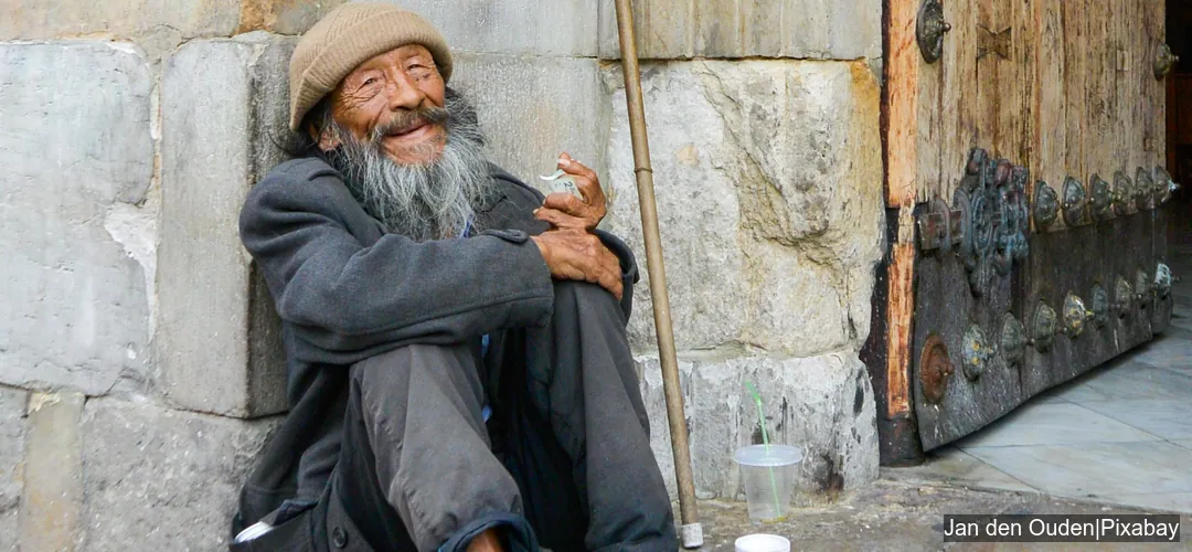 Hombre pobre sentado frente a la Catedral Primada de Colombia