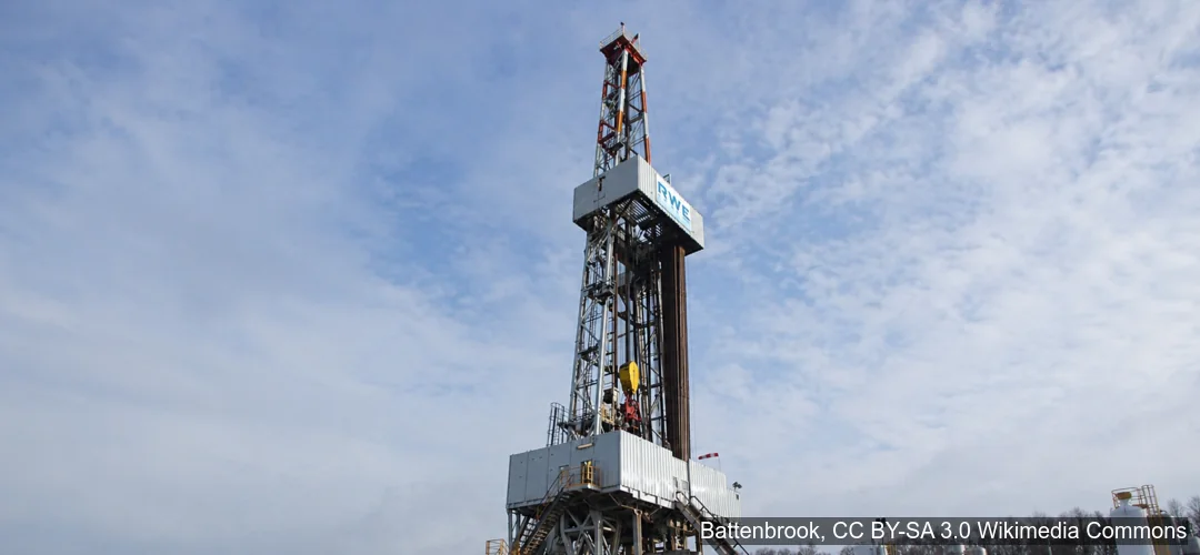 Torre de perforación asociada a exploración de gas natural