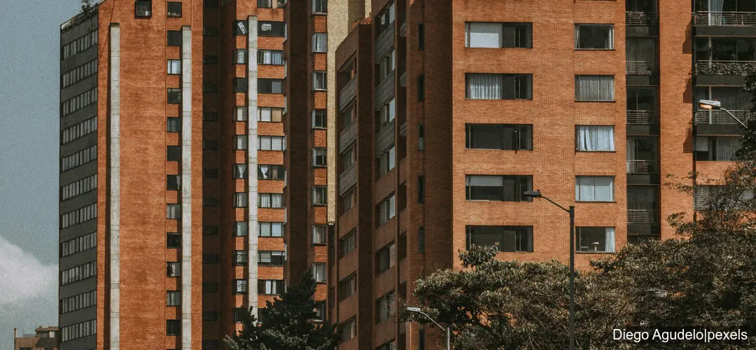 Edificios residenciales de ladrillo en barrio de altos ingresos