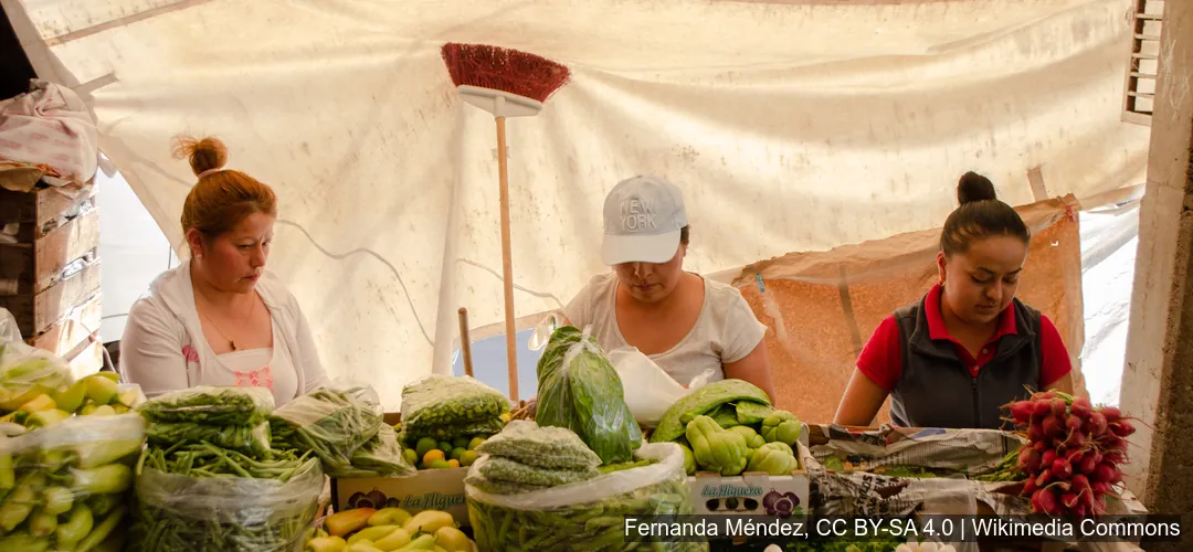 Mujeres venden verduras en nota sobre mujeres en Colombia
