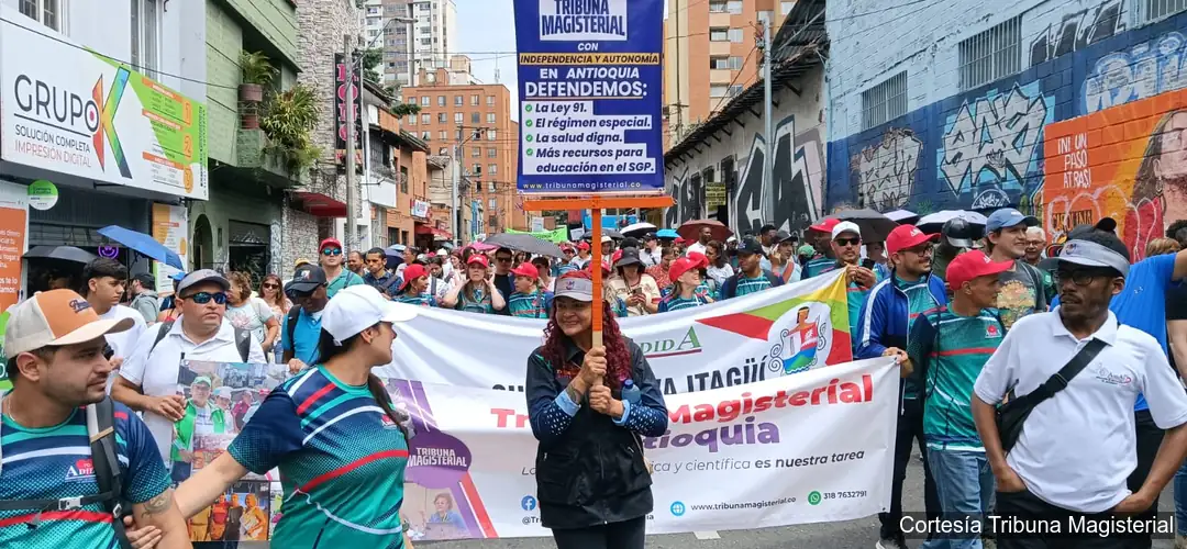 Docentes marchan con pancartas por empleo y derechos laborales